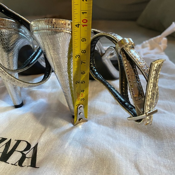 Zara Silver Metallic Strappy 4” Heels size 38 or 7 1/2 - Picture 5 of 5